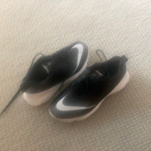 Used Nike golf shoes size 5 Youth